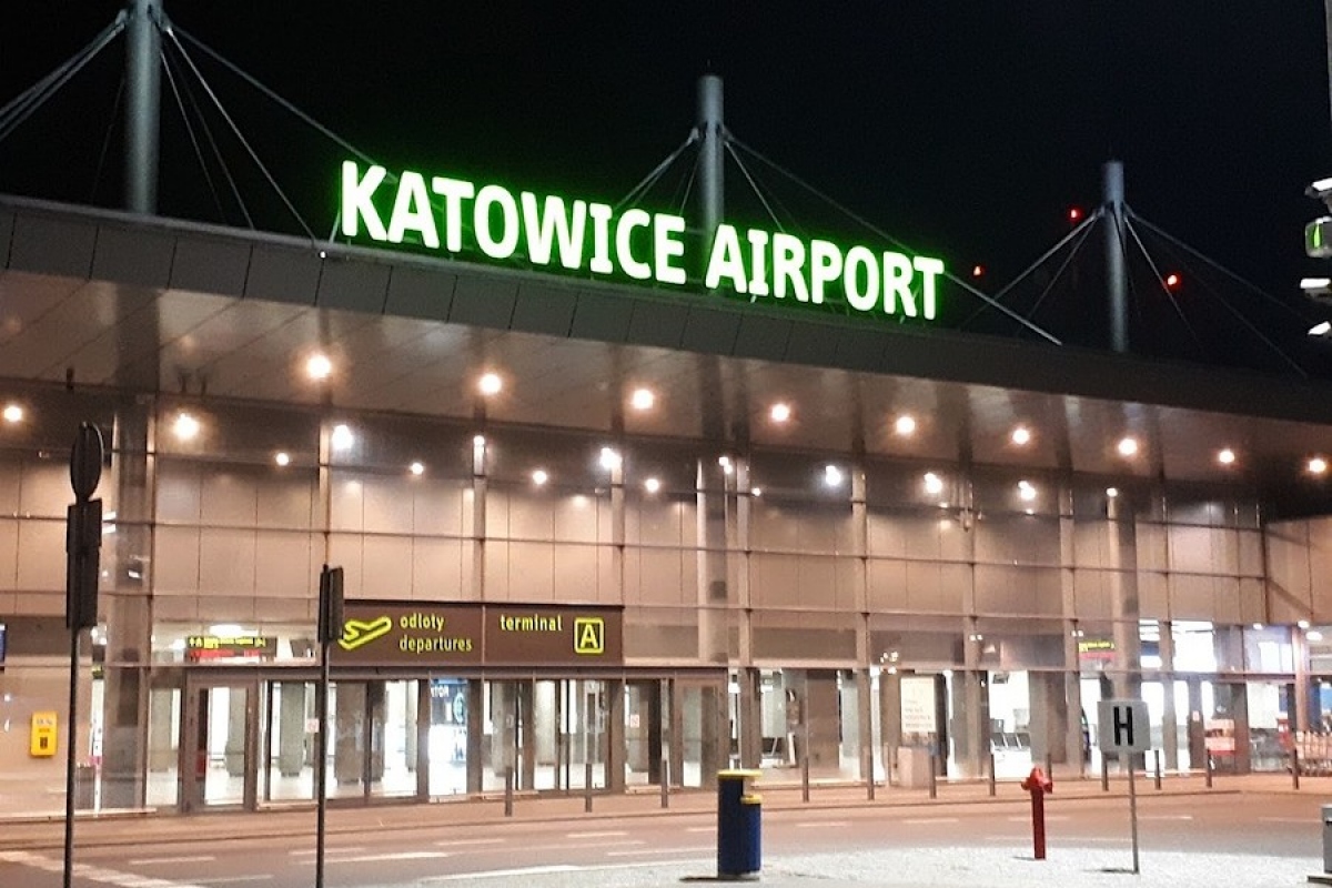 Nietypowa interwencja na lotnisku w Pyrzowicach: Kolumbijczyk chciał zobaczyć śnieg, a Wenezuelczyk przyleciał zwiedzić... Sosnowiec