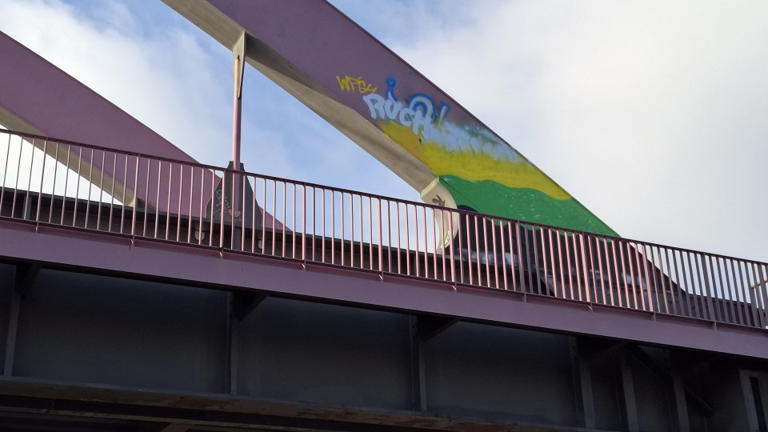 Walka na graffiti o most nad A4 w Katowicach. Kibice GKS i Ruchu walczą o symbol. Czy obiekt zniknie z mapy miasta?