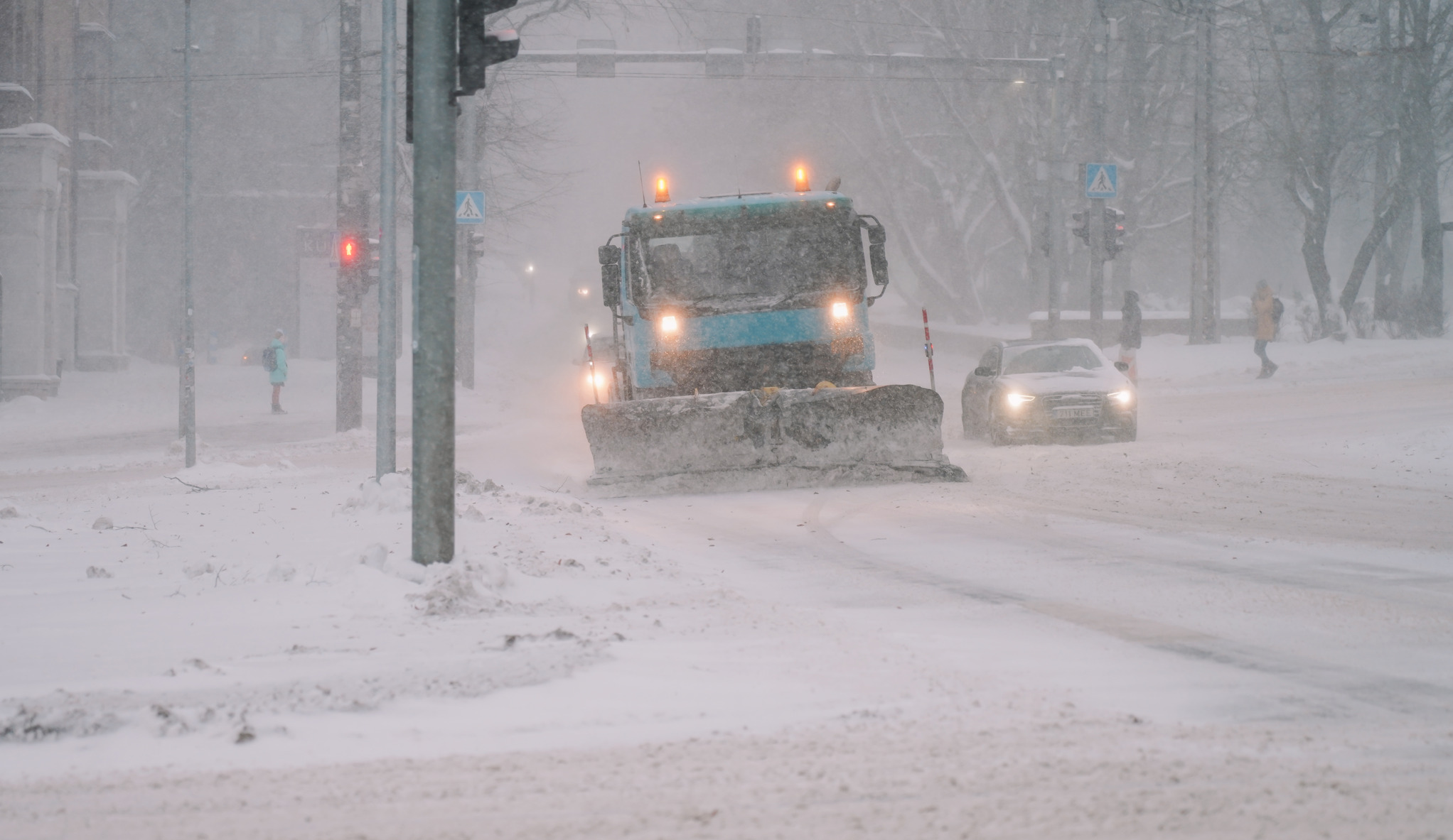 GZM pod kołdrą zimy — dramatyczne warunki na drogach, kolizje i apele o ostrożność