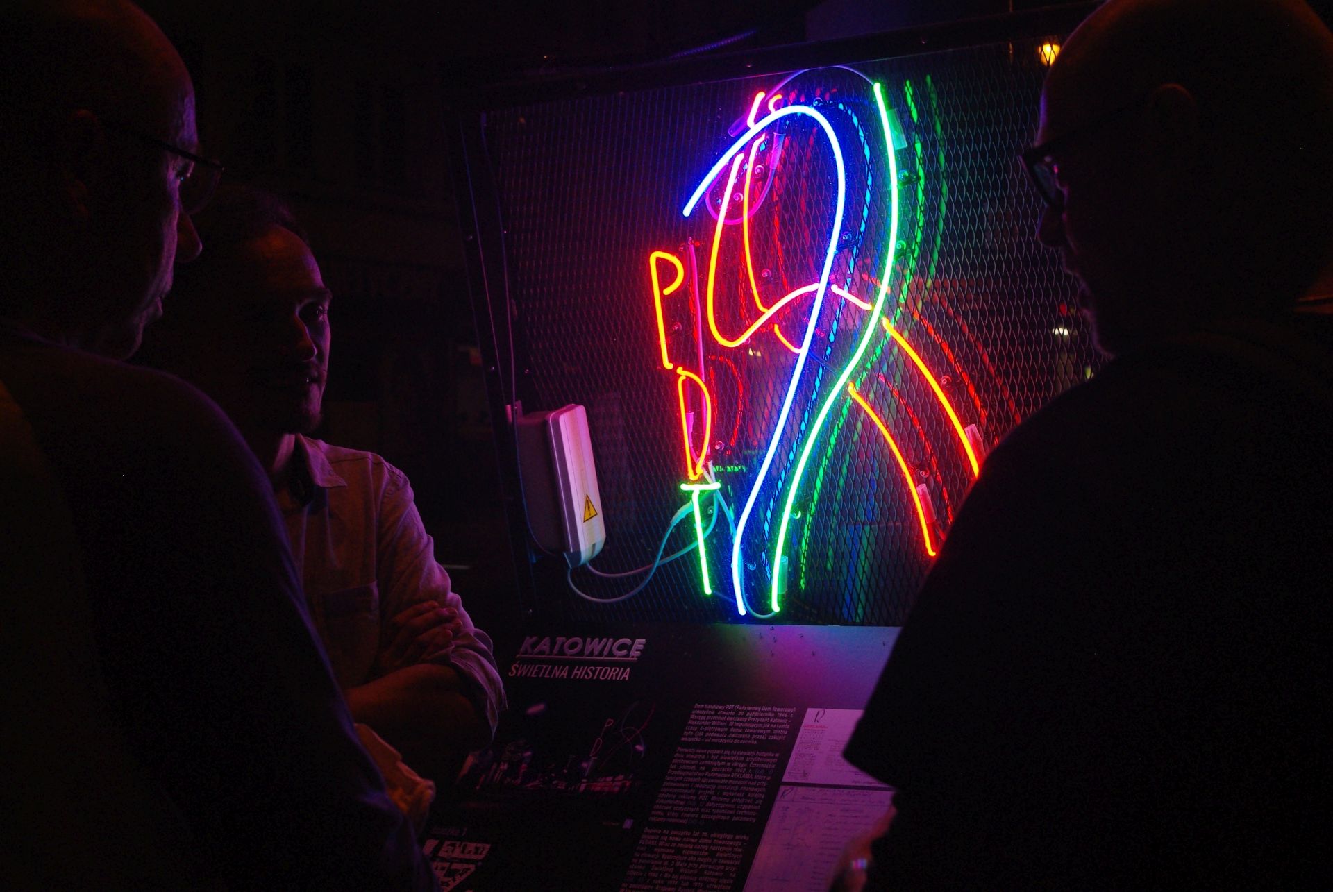 Strona o Neonach rozświetla Katowice – interaktywny przewodnik po ikonach miasta