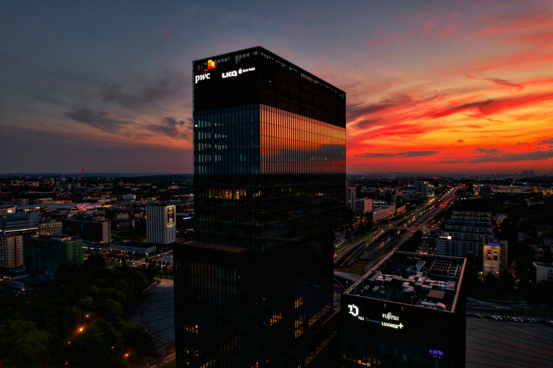 GZM wspiera Katowice milionem złotych w przygotowaniach do Polskiej Stolicy Kultury 2027. Miasto planuje wydarzenia i warsztaty.