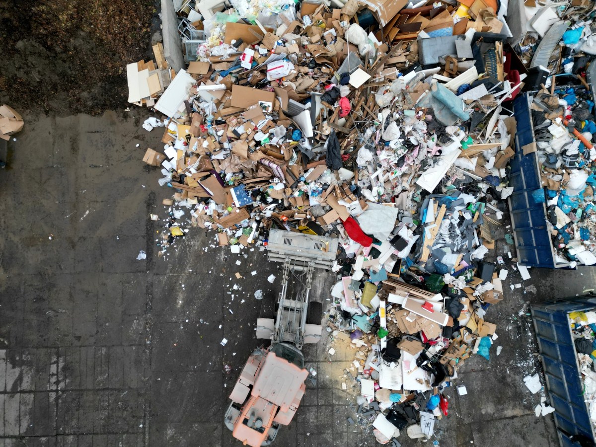 Katowice: siedem osób zatrzymanych w sprawie mafii śmieciowej. 140 podejrzanych i milionowe zabezpieczenia.