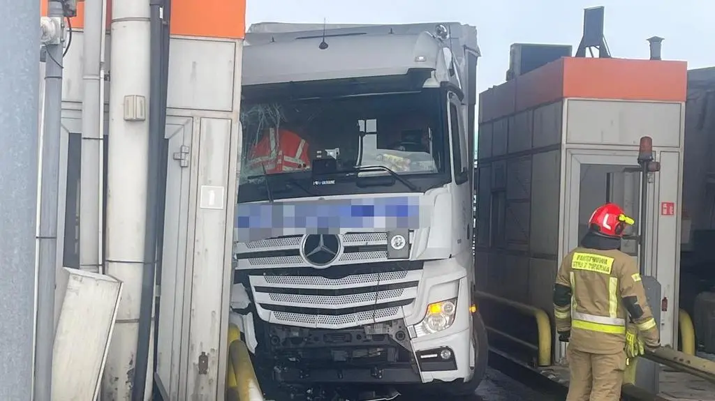 Wypadek na A4 w Żernicy. Ciężarówka staranowała bramkę