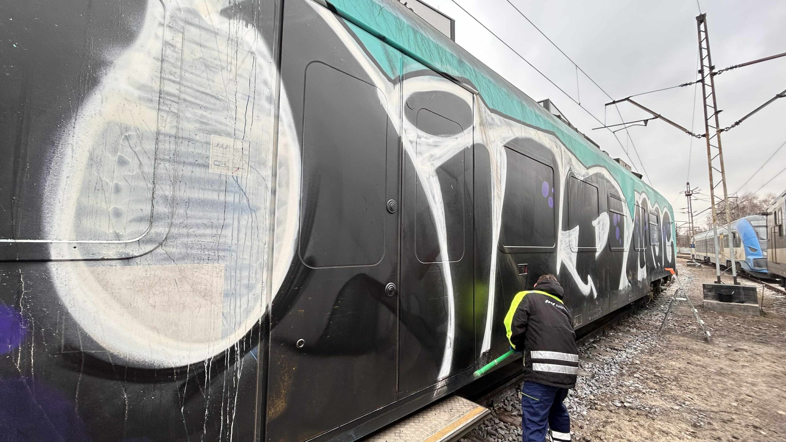Graffiti na pociągach – Koleje Śląskie mierzą się z narastającym problemem