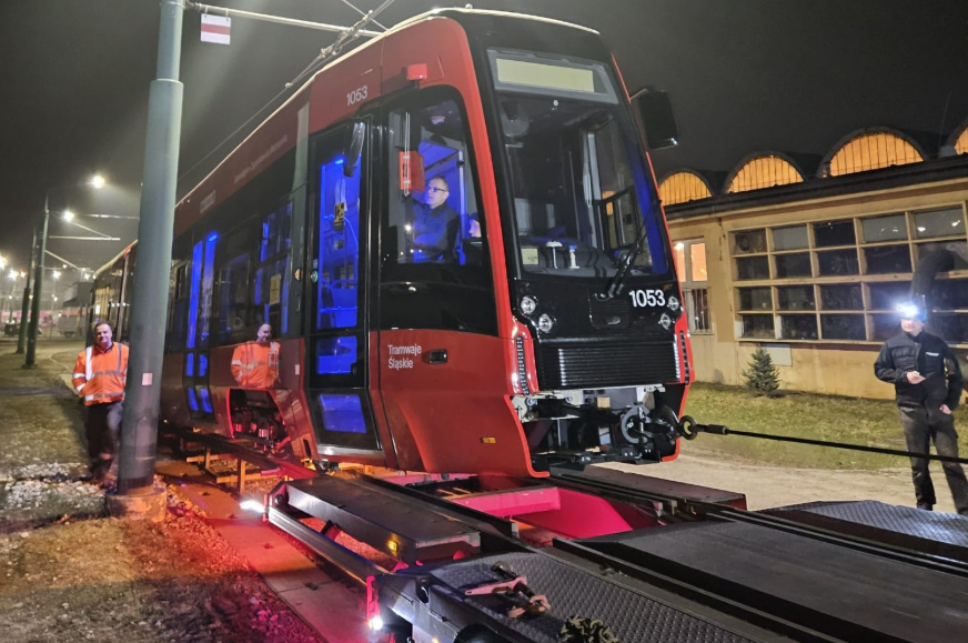 Nowe tramwaje w Katowicach. Pierwszy wagon już w zajezdni