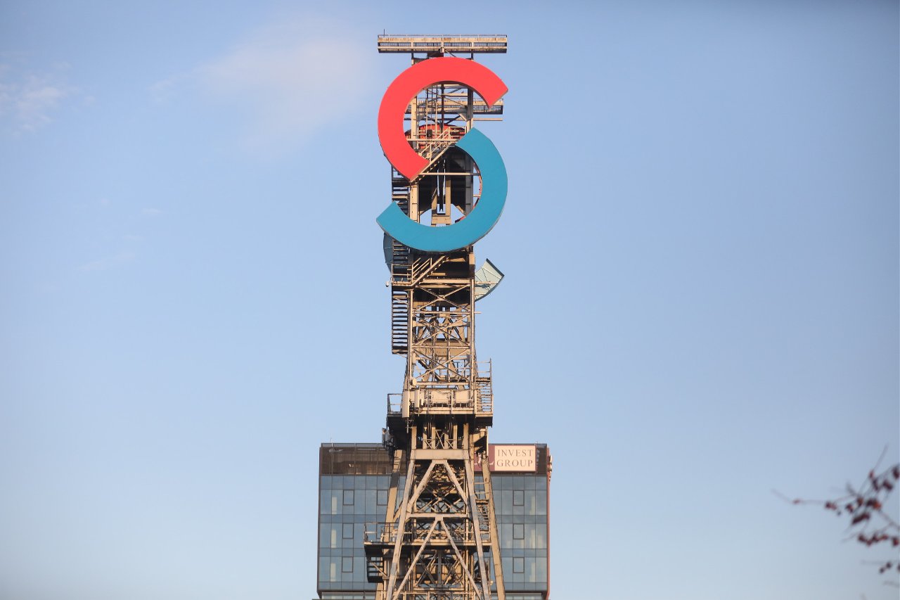 Niecodzienna akcja przy Silesia City Center. Mężczyzna siedział na wieży szybu przez 8 godzin