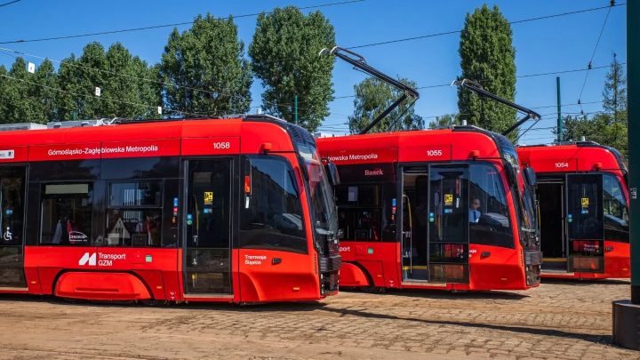 Nowe tramwaje są czerwone, choć wszystkie miały być żółte. Tramwaje Śląskie wyjaśniają, skąd ta różnica